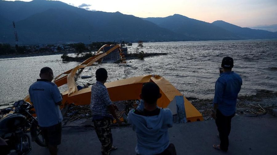 Jembatan Kuning atau Jembatan Ponulele diresmikan oleh Presiden RI ke-6, Susilo Bambang Yudhoyono (SBY) pada 2006