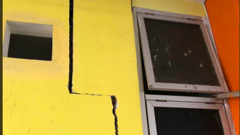 Walaupun Kondisi bangunan KPP mengalami kerusakan mereka tetap melayani pelayanan pajak.