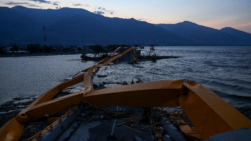 Jembatan Kuning atau Jembatan Ponulele diresmikan oleh Presiden RI ke-6, Susilo Bambang Yudhoyono (SBY) pada 2006
