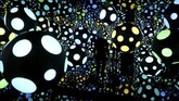 Seperti pada kebanyakan karya Yayoi sebelumnya, kali ini seniman itu berkonsentrasi pada bentuk bulat bercahaya di tengah kegelapan. (REUTERS/Peter Nicholls)