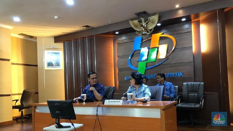 Kepala BPS Suhariyanto mengungkapkan penurunan harga bahan makanan menjadi penyebab deflasi September 2018.