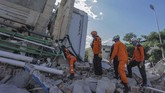 Petugas Basarnas melakukan pencarian korban gempa dan tsunami di Hotel Roa-roa, Palu, Sulawesi Tengah, Minggu (30/9). (ANTARA FOTO/Muhammad Adimaja)