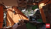 Lumpur ini disebut BNPB sama berbahayanya dengan gempa itu sendiri, sebab lumpur yang muncul di bawah permukaan gedung bisa menyebabkan bangunan rubuh hingga hanyut. (CNN Indonesia/Adhi Wicaksono)