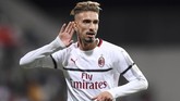 Samu Castilejo hanya butuh sepuluh menit untuk menambah keunggulan AC Milan menjadi 3-0 pada menit ke-60 lewat tendangan keras dari luar kotak penalti. (REUTERS/Alberto Lingria)