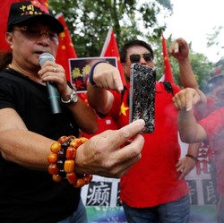 Perang Dagang Memanas, Demonstran China Bakar Apple iPhone