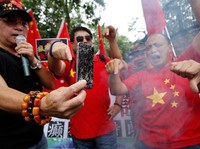 Perang Dagang Memanas, Demonstran China Bakar Apple iPhone