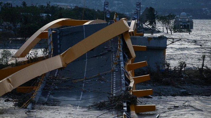 gempa palu The damage after the earthquake and tsunami is pictured in Palu, Central Sulawesi, Indonesia, October 1, 2018. REUTERS/Athit Perawongmetha
