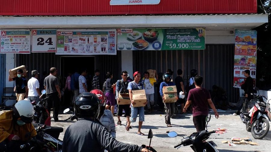 Perseoan berupaya agar mini market yang ada di lokasi bencana bisa segera beroperasi agar segera melayani masyarakat yang memerlukan kebutuhan sehari-hari.