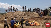 Tim SAR gabungan saat ini masih berusaha mengevakuasi korban meninggal dan korban luka akibat gempa. Tim SAR menduga masih ada korban yang tertimbun di beberapa bangunan yang runtuh akibat gempa. (CNN Indonesia/Adhi Wicaksono)