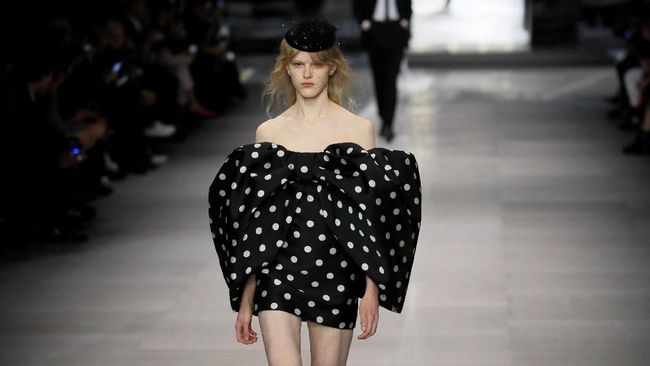 Sequin dan Puff, Sentuhan Perdana Hedi Slimane untuk Celine