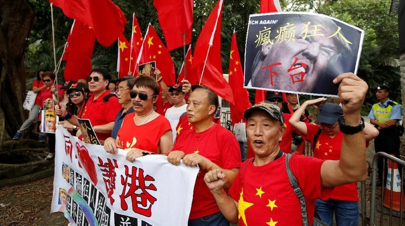 Perang dagang Amerika Serikat dan China memicu protes dan pembakaran iPhone di depan kedutaan AS di Hong Kong.