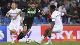 Sassuolo sempat memperkecil kedudukan lewat gol Filip Djuricic pada menit ke-68, namun AC Milan kembali mencetak gol saat injury time babak kedua. (REUTERS/Alberto Lingria)