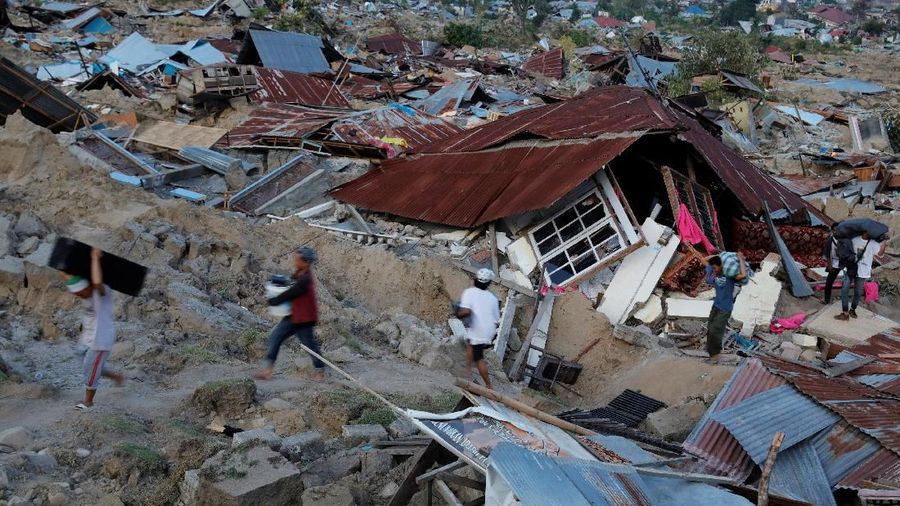 Menteri PUPR Basuki Hadimuljono menjanjikan kota Palu bersih dari puing-puing reruntuhan akibat gempa dan tsunami dalam waktu dua minggu.