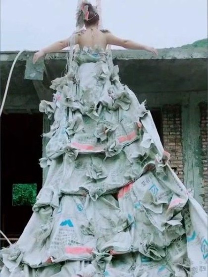  Gaun Pengantin dari Kantong Semen Bekas Ini Viral 