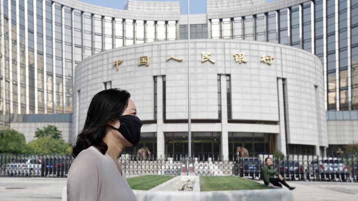 People walk past the headquarters of the People's Bank of China (PBOC), the central bank, in Beijing, China September 28, 2018. REUTERS/Jason Lee