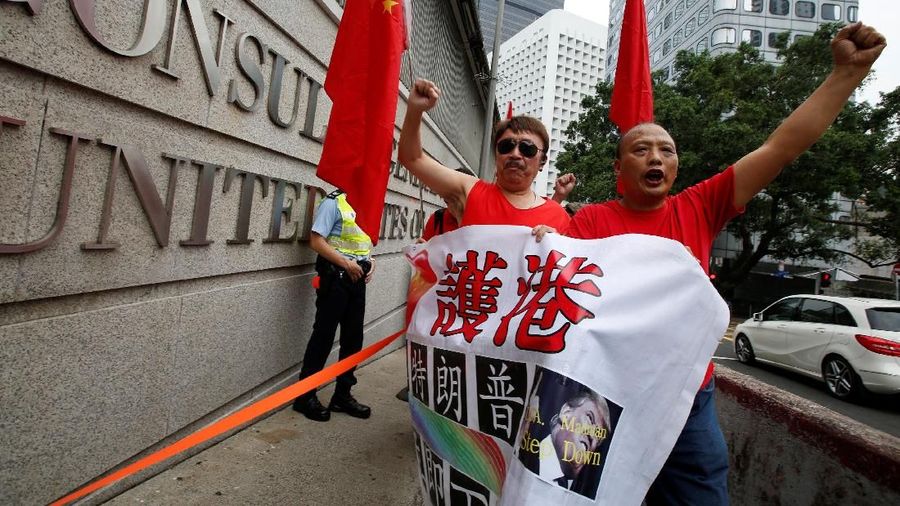 Perang dagang Amerika Serikat dan China memicu protes dan pembakaran iPhone di depan kedutaan AS di Hong Kong.