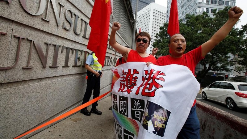 Perang dagang Amerika Serikat dan China memicu protes dan pembakaran iPhone di depan kedutaan AS di Hong Kong.