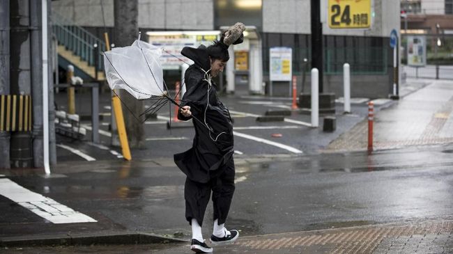 Tiupan Badai Menghempas Jumlah Turis di Jepang