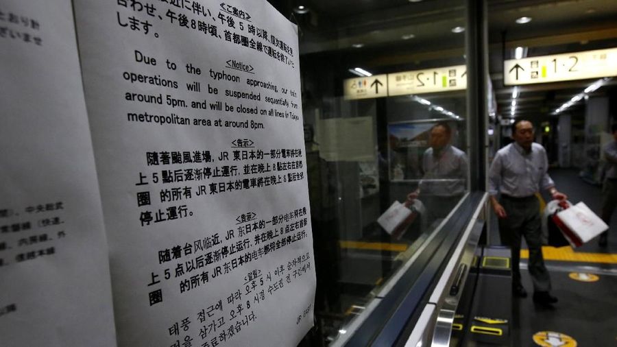 Lebih dari 230 penerbangan dibatalkan, terutama di Jepang utara.