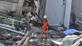 Petugas Basarnas berjalan untuk melakukan pencarian korban gempa tsunami di Hotel Roa-roa, Palu, Sulawesi Tengah, Minggu (30/9). (ANTARA FOTO/Muhammad Adimaja)