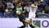 AC Milan kemudian menggandakan keunggulan melalui cantik Suso pada menit ke-50. Tendangan keras Suso dari luar kotak penalti bersarang ke pojok kanan gawang Sassuolo. (REUTERS/Alberto Lingria)