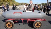 La Jamais Contente lansiran tahun 1899 mampu bergerak hingga kecepatan di atas 100 kilometer per jam menarik perhatian pengunjung parade Place de la Concorde di Paris, Prancis yang merupakan bagian dari Paris Motor Show 2018 dibuka pada 4 Oktober. (AFP PHOTO / Zakaria ABDELKAFI)