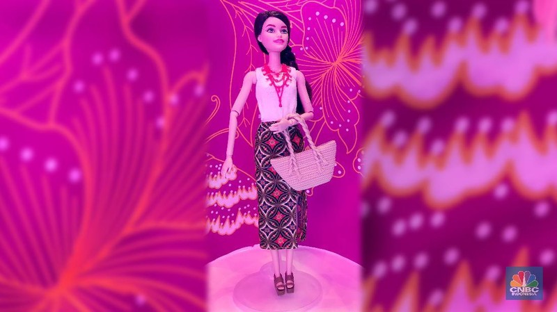 Produsen mainan Barbie, Mattel, ikut meramaikan hari batik nasional dengan mengenakan batik karya Irwan Tirta ke barbie-barbie cantik