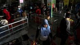 Pada Selasa (2/10), Karopenmas Polri menyatakan polisi sudah menetapkan 45 orang menjadi tersangka atas dugaan tindak penjarahan di Palu, Sulawesi Tengah pasca gempa pada Jumat (28/9). (REUTERS/Athit Perawongmetha)
