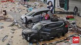 Usai terjadinya gempa dan tsunami di kota Palu, warga mendatangi beberapa pusat pebelanjaan untuk mengambil sejumlah barang, dengan mayoritas bahan baku. Salah satu tempat yang diserbu adalah Palu Grand Mall. (CNN Indonesia/Adhi Wicaksono)
