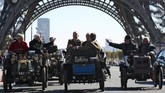 Parade mobil klasik melintasi menara Eiffel di Paris untuk menandakan ulang tahun ke-120 Mondial de l'Automobile yang akan dibuka pada 4 Oktober 2018 (AFP PHOTO / Zakaria ABDELKAFI)