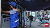 warga melakukan transaksi di anjungan tunai mandiri yang mulai aktif pascabencana gempa dan tsunami di Palu, Sulawesi Tengah, Selasa (2/10). (CNN/Adhi Wicaksono).