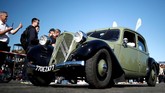 Mobil klasik Citroen Traction 11 mengikuti parade Place de la Concorde di Paris, Prancis yang merupakan bagian dari Paris Motor Show 2018 dibuka pada 4 Oktober. (REUTERS/Benoit Tessier)