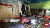 Salah satu suasana sel di blok 2 Lapas Kelas II A Palu Pascagempa. Sel itu kosong ditinggal tahanan yang menghuninya kabur pascagempa. (CNN Indonesia/Adhi Wicaksono)