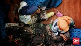 Batik juga menjadi salah satu identitas Bekasi. Hal ini dapat dilihat dari produksi batik di Kampung Kebonkelapa, Desa Segarajaya. Di tempat tersebut, Rumah Batik Betawi Seraci melakukan produksi batik khas Betawi Bekasi. (CNN Indonesia/Andry Novelino)