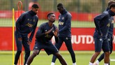 Paul Pogba berusaha fokus pada latihan jelang menghadapi Valencia di Liga Champions 2018/2019. (Reuters/Jason Cairnduff)
