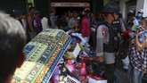 Sejumlah minimarket menjadi sasaran aksi penjarahan masyarakat di Palu. Beberapa dari aksi penjarahan itu digagalkan oleh aparat kepolisian seperti di Transmart dan sebuah toko telepon seluler di Jalan Basuki Rahmat, Palu. (REUTERS/Athit Perawongmetha)
