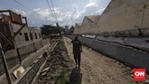 Tembok luar Lapas Kelas II A Palu yang ambruk dan dimanfaatkan sejumlah napi melarikan diri. (CNN Indonesia/Adhi Wicaksono)