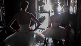 Para penari dari sekolah balet ternama di Paris, Paris Opera Ballet, terlihat bersiap untuk tampil dalam panggung Opera Garnier di Palais Garnier, Paris, Perancis, yang berlangsung pada 27 September 2018.