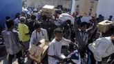 Kronologi penjarahan terjadi setelah warga semula mencari kebutuhan bertahan hidup, sementara bantuan kemanusiaan belum datang. Tapi, niat mengambil barang di luar kebutuhan pokok pun mereka lakukan saat mendapatkan kesempatan. (ANTARA FOTO/Muhammad Adimaja)