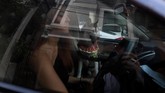 Selain membawa kebahagiaan, terkadang hewan-hewan peliharaan ini juga membuat sedikit kekacauan di kantor, walau kekacauan itu masih bisa ditolerir.