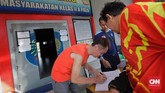 Sejumlah napi yang keluar dari lapas dikenakan wajib lapor setiap harinya. (CNN Indonesia/Adhi Wicaksono)