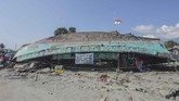 Sebuah kapal terhempas dan terbalik di daratan akibat gempa dan tsunami di kawasan Pantai Taipa, Palu Utara, Sulawesi Tengah, Senin (1/10).(ANTARA FOTO/Muhammad Adimaja/nz/18)