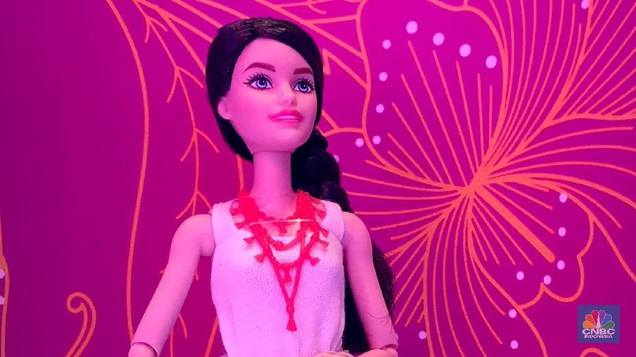 Produsen mainan Barbie, Mattel, ikut meramaikan hari batik nasional dengan mengenakan batik karya Irwan Tirta ke barbie-barbie cantik