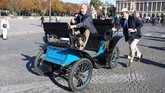 Penggemar mobil klasik mengendarai De Dion Bouton Vis-a-vis buatan 1901 saat parade Place de la Concorde di Paris, Prancis, (AFP PHOTO / Zakaria ABDELKAFI)