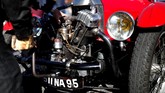 Peserta mengendarai mobil Darmont Special buatan 1928 dalam parade Place de la Concorde yang merupakan bagian dari pameran otomotif Paris Motor Show ke-120 di Paris, Prancis. (REUTERS/Benoit Tessier)