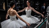 'Little rats of the Opera' atau anak-anak sekolah tari, begitu sebutan mereka, harus latihan dengan kerasa agar bisa terpilih tampil dalam panggung semegah Palais Garnier.