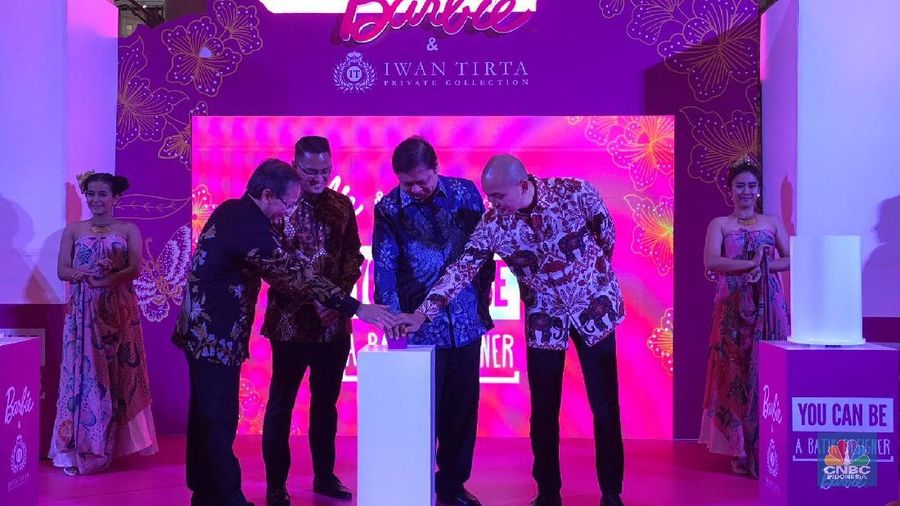 Produsen mainan Barbie, Mattel, ikut meramaikan hari batik nasional dengan mengenakan batik karya Irwan Tirta ke barbie-barbie cantik