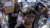 Warga membawa sejumlah barang dari gudang Alfa Midi di Mamboro, Palu Utara, Sulawesi Tengah, Senin (1/10). Warga di wilayah Palu Utara hingga Donggala bagian pantai Barat terpaksa mengambil barang kebutuhan dari berbagai toko karena bantuan dari Basarnas belum sampai. (ANTARA FOTO/Muhammad Adimaja)