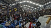 Warga korban gempa mengambil berbagai keperluan logistik di Mamboro, Palu Utara, Sulawesi Tengah, Senin (1/10). Warga di wilayah Palu Utara hingga Donggala bagian pantai Barat terpaksa mengambil berbagai kebutuhan tersebut karena bantuan belum sampai ke lokasi. (ANTARA FOTO/Muhammad Adimaja)