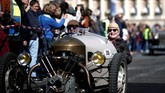 Penggemar mobil kuno kumpul di acara parede Place de la Concorde yang merupakan bagian dari pameran otomotif Paris Motor Show ke-120 di Paris, Prancis. (REUTERS/Benoit Tessier)